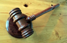В Великом Новгороде работник организации осужден за дачу взятки