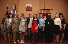 В Старой Руссе прокуратура помогла 3 сиротам получить квартиры