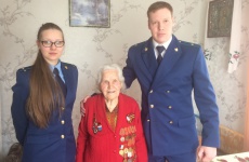 Прокурор Солецкого района поздравил 99-летнего ветерана войны с наступающим праздником - Днём Победы